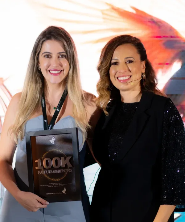 Mentorada do Devolvi Meu Crachá com placa de 100K de faturamento