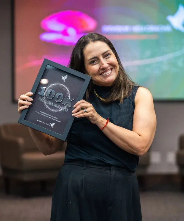 Mentorada do Devolvi Meu Crachá com placa de 100K de faturamento