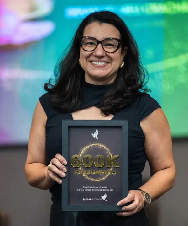 Mentorada do Devolvi Meu Crachá com placa de 600K de faturamento