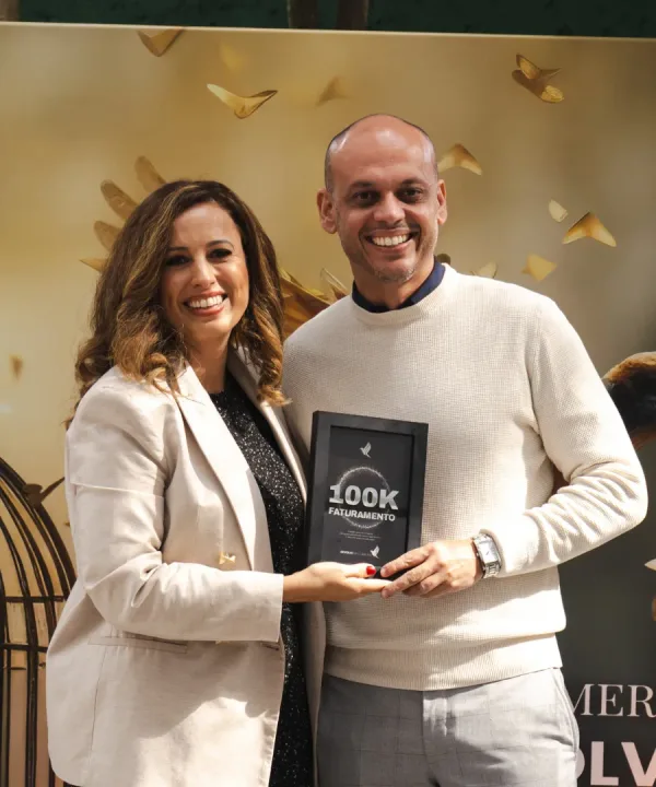 Mentorado do Devolvi Meu Crachá com placa de 100K de faturamento
