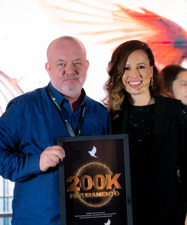 Mentorado do Devolvi Meu Crachá com placa de 200K de faturamento