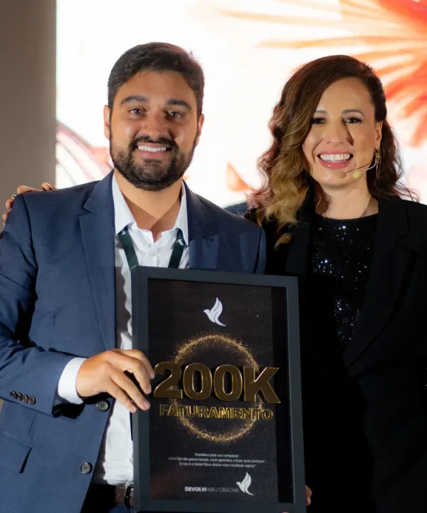 Mentorado do Devolvi Meu Crachá com placa de 200K de faturamento