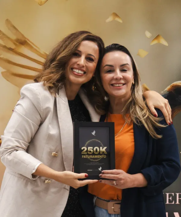 Mentorada do Devolvi Meu Crachá com placa de 250K de faturamento